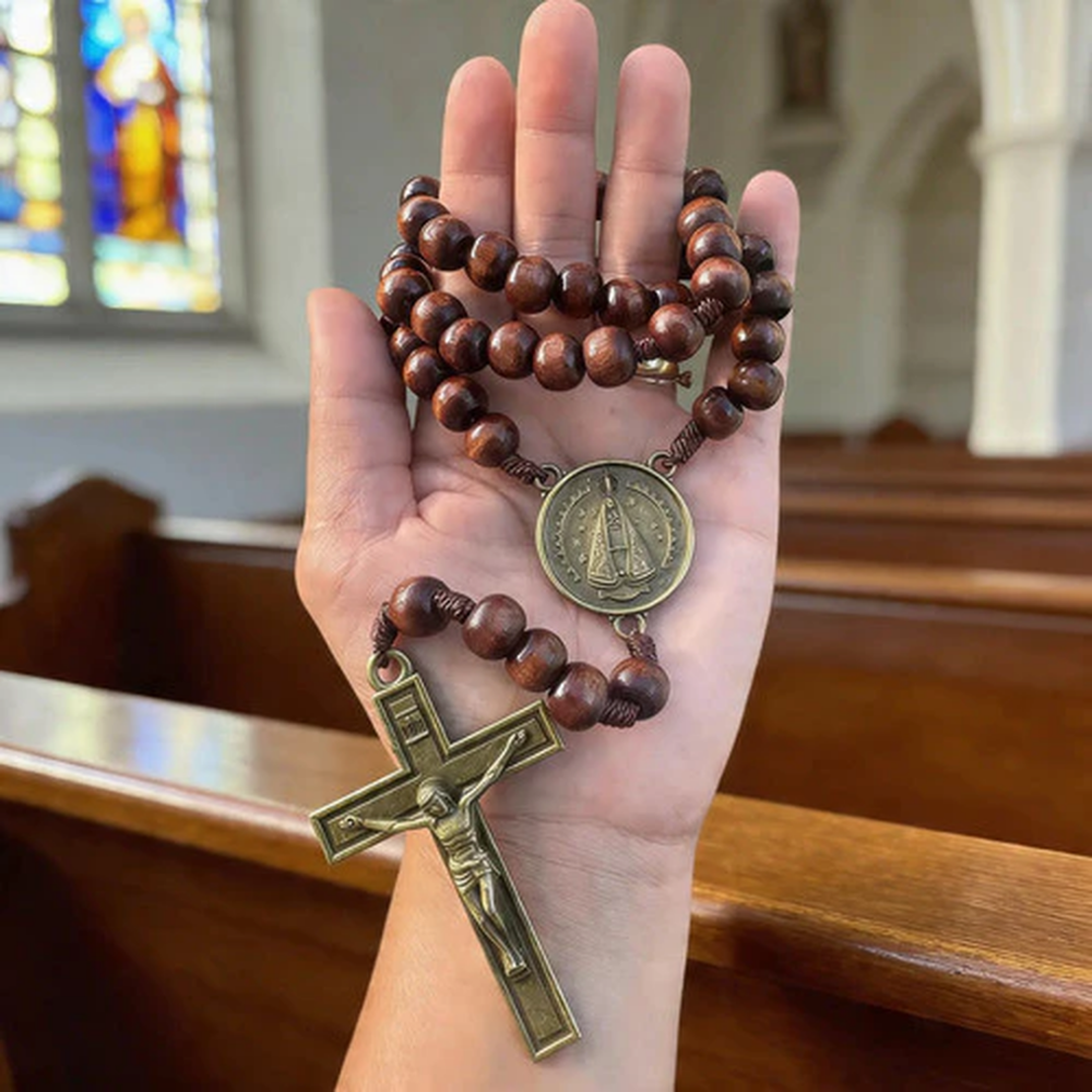 Terço de Nossa Senhora Aparecida no cordão e madeira