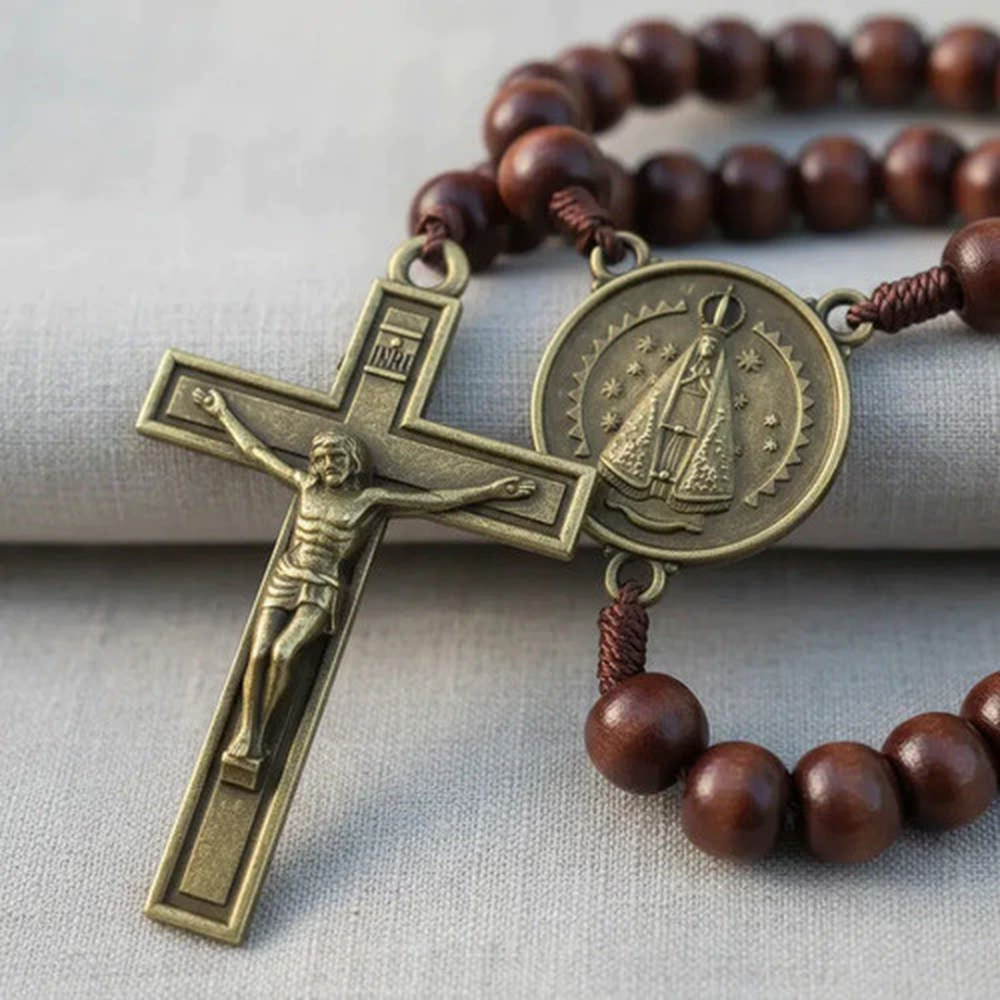 Terço de Nossa Senhora Aparecida no cordão e madeira